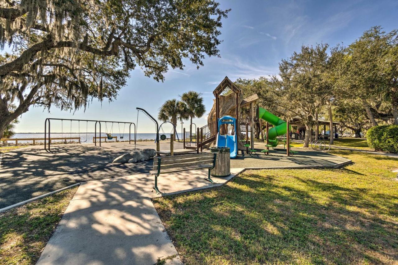 Tropical Port Charlotte Cottage - Walk To Bay! Exterior photo